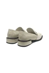 Mocasín color crema con textura símil piel de reptil, capellada, forro y plantilla 100% de cuero.