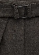 Pantalón de vestir marrón de tiro medio y corte recto, confeccionado en mezcla de algodón y poliéster. Presenta trabillas, cierre con hebilla y un diseño superpuesto en la cintura que aporta un detalle único y sofisticado.
