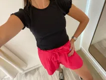 Remera negra de morley de algodón con terminación fruncida en cuello y mangas cortas.