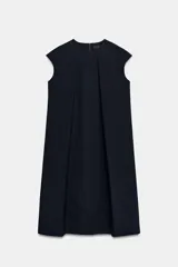 Vestido midi ZW Collection confeccionado en mezcla de algodón, en color azul marino. Presenta cuello redondo, manga sisa, bolsillos laterales ocultos en costura, bajo acabado en línea evasé y cierre trasero con cremallera.