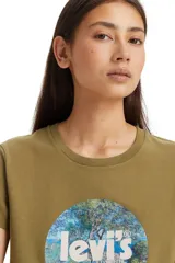 Remera blanca de algodón con cuello redondo y estampado circular con el logo de Levi's y un paisaje de montañas.