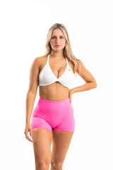 Short deportivo tiro alto color fucsia con logo de la marca en la parte trasera de la cintura.