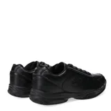 Championes deportivos Lotto de cuero sintético en color negro, con cierre de cordones, diseño de costuras reforzadas y suela de goma antideslizante.