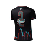 Remera deportiva de manga corta de los Chicago Bulls, color negro con tejido de malla perforada. Presenta cuello en V con ribetes en rojo, celeste y blanco, y el mismo diseño en los puños. En el frente cuenta con el nombre del equipo estampado en grande en color rojo con bordes celestes y blancos, y un gráfico inferior que simula el horizonte de la ciudad con líneas rojas y celestes.