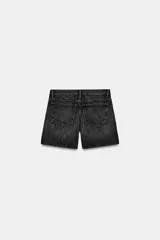 Bermuda de tiro medio confeccionada en denim de color negro gastado, con diseño de cinco bolsillos, trabillas para cinturón y cierre frontal con cremallera y botón metálico.