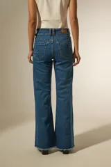 Pollera larga de corte recto y cintura elástica, confeccionada en tejido negro con textura de franjas horizontales.