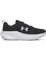 Championes de running Under Armour modelo Assert 11, color negro con suela blanca. Presentan parte superior de malla transpirable con superposiciones de cuero para mayor soporte, amortiguación Charged+ en la mediasuela y suela de goma resistente con ranuras de flexión.