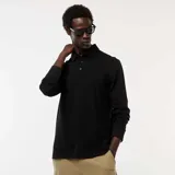 Remera tipo polo de manga larga en color negro, confeccionada en tejido de piqué, con cuello clásico y cierre frontal de tres botones.