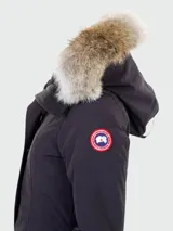 Campera negra de Canada Goose, modelo Rossclair Parka, con capucha con borde de piel, cierre frontal con botones y bolsillos laterales.