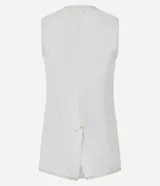 Chaleco largo color crudo confeccionado en sarga de algodón, con cuello redondo, cierre abotonado, bolsillos delanteros y cintura ajustada.