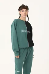 Buzo de cuello redondo combinado en verde y negro con logo retro bordado.