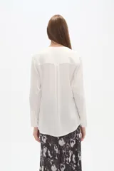 Blusa de viscosa con estampado de rayas verticales en tonos marrón y blanco, cuello mao y cierre frontal parcial con botones.