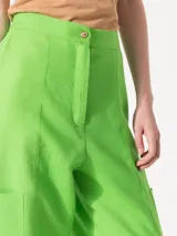 Pantalón verde de lino, corte amplio, con bolsillos plaque y ojal en laterales.
