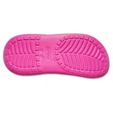 Botas de goma negras, estilo botín, con plataforma elevada y caña media. Presentan orificios para Jibbitz en la parte superior y en la puntera, característicos del material Croslite.