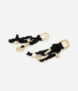 Maxi caravana de diseño contemporáneo, con base de metal con baño light gold, amarraciones en tejido negro y medallas metálicas de formatos circulares y orgánicos.