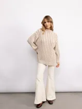 Pantalón oxford de micropana con spandex, de corte ajustado al cuerpo y botamanga ancha. Cuenta con cierre invisible lateral y elástico en la parte posterior de la cintura.
