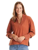 Buzo de punto suave marca Cyrus, color blanco, con cuello solapa y escote en V. Presenta diseño de hombros caídos, mangas 3/4 con puños largos de tejido rib al tono y corte holgado con tajos laterales en el ruedo.