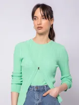 Cardigan verde agua de tejido de punto en rib irregular con broche metálico en la parte frontal.