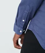 Camisa de manga larga para hombre, confeccionada en algodón con textura sutil. Presenta cuello con botones, cierre frontal abotonado y puños clásicos.