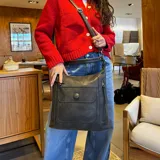 Cartera color crema con apertura superior con doble cierre, bolsillo frontal con tapa con broche magnético y cierre, bolsillos internos y laterales con cierre. Incluye correa larga regulable y desmontable.