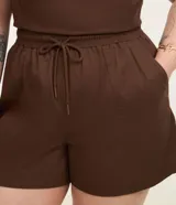 Short comfy de sarga color marrón, con cintura elástica y bolsillos laterales.