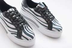 Championes marrones de eco-cuero con plataforma blanca con dos líneas negras horizontales.