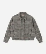 Campera tipo bomber de polivelour con estampado de cuadros, cuello inglés, cierre frontal, mangas largas y bolsillos funcionales.