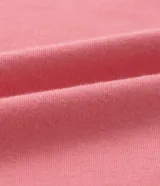 Blusa rosada de manga corta con cuello redondo decorado con una aplicación de perlas artificiales y strass a modo de collar.