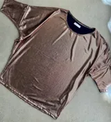 Remera amplia con acabado de glitter color bronce, cuello redondo y mangas 3/4.