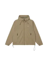 Campera rompevientos Obey de color tostado, con capucha ajustable, cierre frontal completo y bolsillos laterales con cierre. Presenta logo estampado en el pecho y cordones ajustables en el ruedo.
