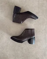 Botín marrón con textura símil cocodrilo, punta fina y taco bloque.