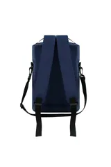 Mochila cilíndrica tipo matera, con dos compartimentos separados por cierre. El cuerpo superior es de material liso color camel y el inferior es acolchado color beige. Presenta parches circulares con motivos de naturaleza y una etiqueta verde con el texto "EXPLORE YOUR WORLD: Discovery".