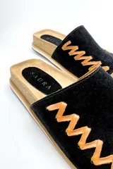 Sandalias bajas color marrón, con base de corcho y tira ancha de gamuza con pespuntes decorativos en hilo dorado.