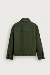 Sobrecamisa de hombre relaxed fit color verde oscuro, confeccionada en tejido de textura efecto toalla. Cuenta con cuello solapa, manga larga con puño abotonado, bolsillos de parche con solapa en el pecho, pespuntes a contraste y cierre frontal con botones.