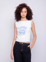 Top blanco al cuerpo sin mangas, con cuello redondo y estampado de mariposa con texto "Summer Season" en tonos celeste y lila.