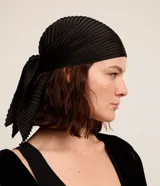 Pañuelo de poliéster satinado con diseño plegado, ideal para usar en el cuello, cabello o en el bolso.