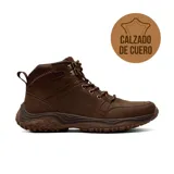 Bota de cuero de caña media con diseño de trekking, cordones frontales y suela de goma con relieve antideslizante.
