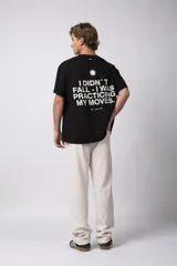 Remera de corte oversize color verde oliva, confeccionada en algodón premium. Presenta un diseño minimalista con un pequeño estampado frontal de un sol y el texto VCP Concept Studio, y una gráfica protagonista en la espalda.