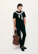 Remera negra de algodón pima con textura en trama piqué, cuello redondo y mangas cortas.