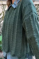 Sweater de tejido de punto con acabado brillante, de corte holgado, cuello redondo y manga larga.