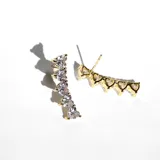 Par de aros trepadores dorados con cristales claros en forma de corazón.