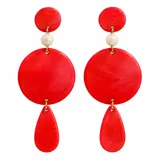Caravanas colgantes de resina roja con diseño geométrico articulado, compuesto por un círculo superior pequeño, una cuenta perlada y un círculo grande del que cuelga un dije en forma de lágrima, unidas con argollas doradas.