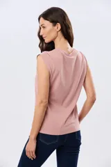 Musculosa de algodón color rosado con cuello redondo y diseño holgado.