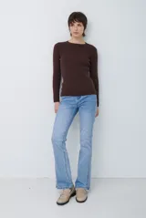 Buzo de tejido morley color marrón, con cuello redondo y mangas largas, de corte ajustado al cuerpo.