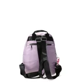 Mochila urbana de tamaño medio en color verde claro, confeccionada en material sintético resistente. Cuenta con un compartimento principal con cierre, un bolsillo frontal con cierre y un pequeño bolsillo trasero de seguridad. Incluye un llavero decorativo de cordón rosa y correas ajustables para mayor comodidad.