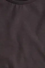 Remera corta de punto suave de algodón, con diseño entallado y cuello redondo ribeteado.