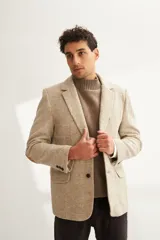 Saco sport marrón claro con medio forro, botones y coderas de cuero. Corte holgado, ideal para combinar con pantalón de vestir o jeans. Confeccionado en Uruguay con tela 100% lana fina sin teñir.