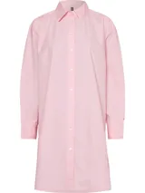 Vestido camisero Tommy Hilfiger color rosa, de corte oversize y largo hasta la rodilla. Confeccionado en algodón orgánico, con cuello inglés, cierre de botones, puños con botón y logo bordado en el puño.
