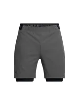 Short deportivo 2 en 1 Under Armour, compuesto por un short exterior gris de tejido ultraligero y un short interior de compresión negro. Cuenta con paneles perforados para ventilación, bolsillos laterales y cintura con cordón ajustable.