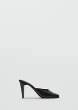 Zapato destalonado negro de piel caprina, con tacón tipo embudo y punta cuadrada.